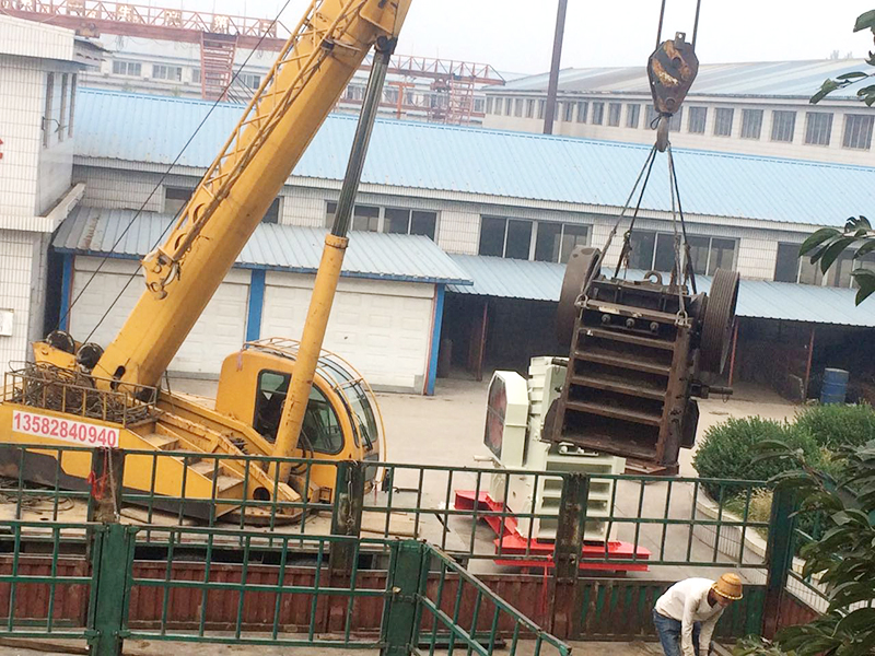 海祥疊層振動(dòng)篩廠家的V型破碎機(jī)在金秋來臨之際發(fā)貨啦！