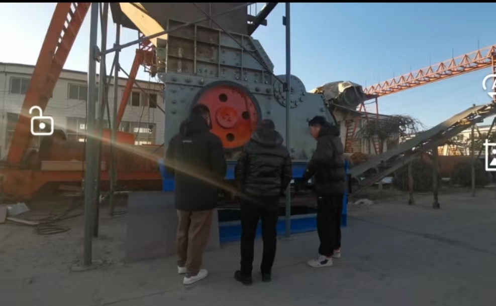 輥式破碎機(jī)、高壓輥磨機(jī)客戶來公司實(shí)地考察設(shè)備